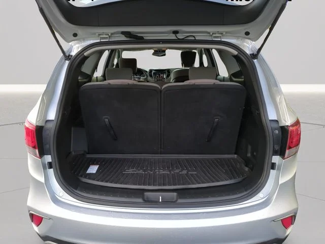 Used 2018 Silver Hyundai SE image 9