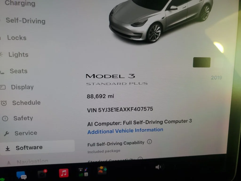 Used 2019  Tesla Standard Range Plus image 17