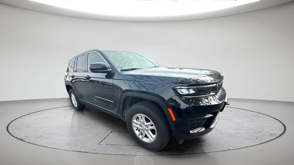 Used 2025 Black Jeep Laredo image 1