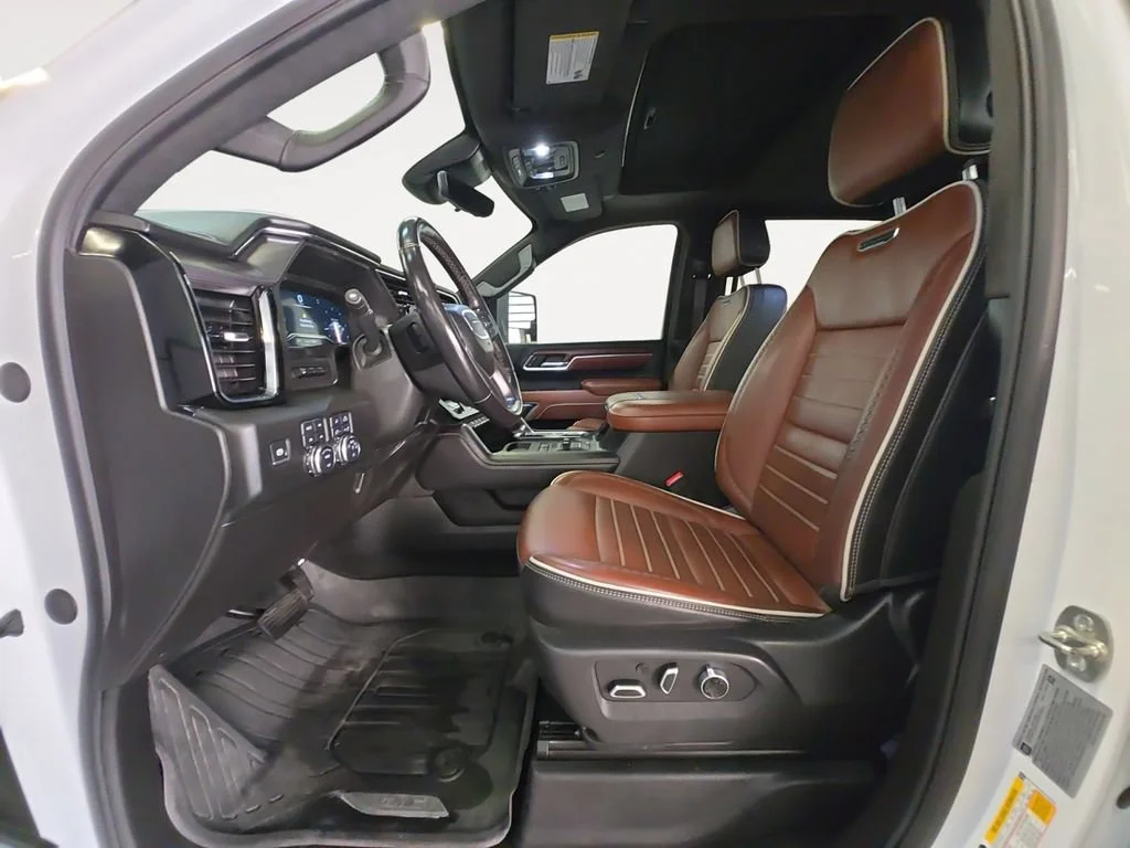 Used 2025 White Frost Tricoat GMC Denali Ultimate image 11