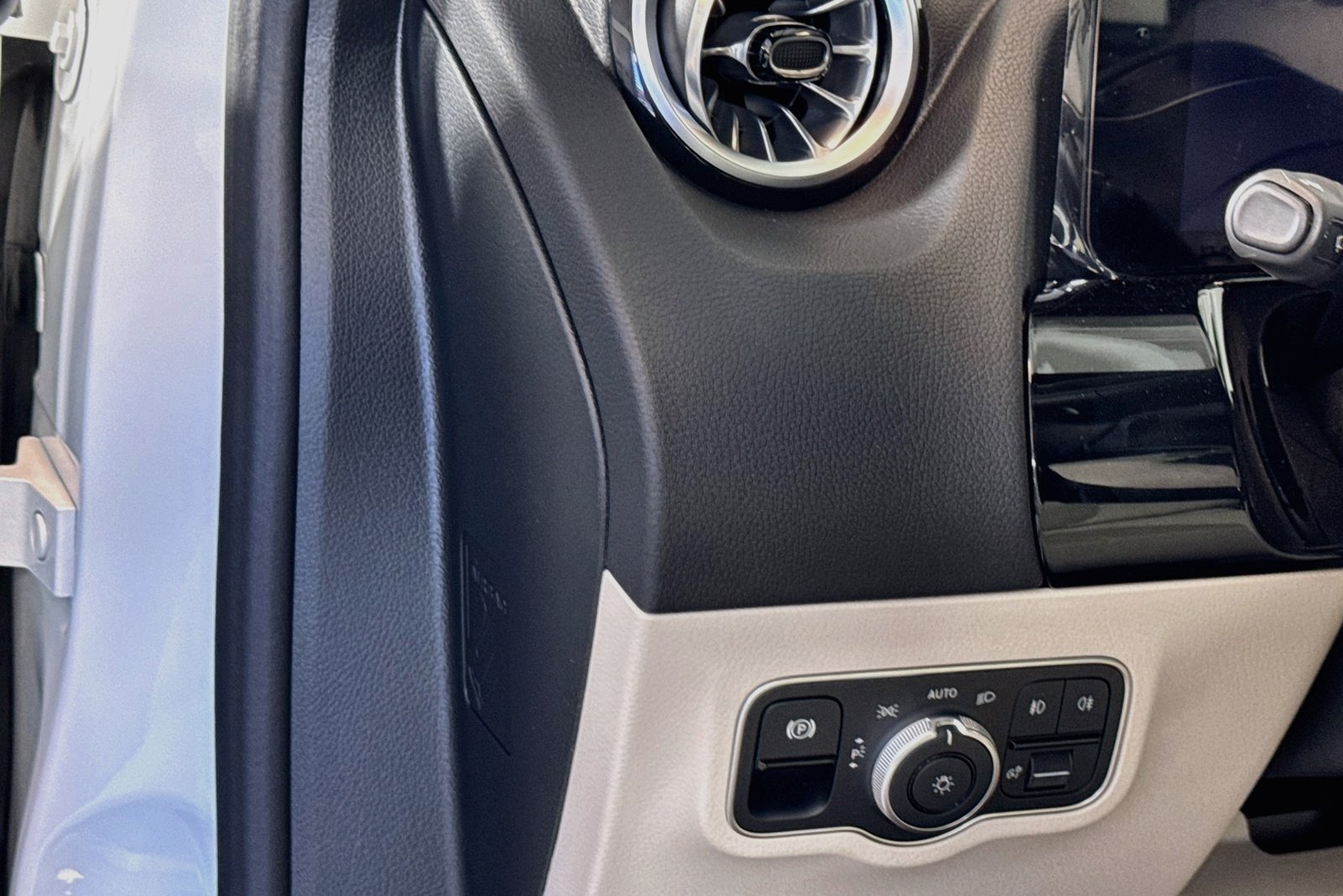 New 2026 Polar White Mercedes-Benz GLA 250 image 10