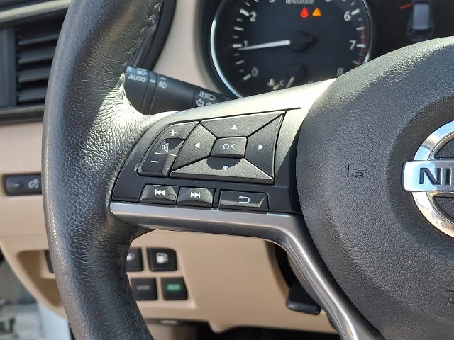 Used 2018 White Nissan SL image 22