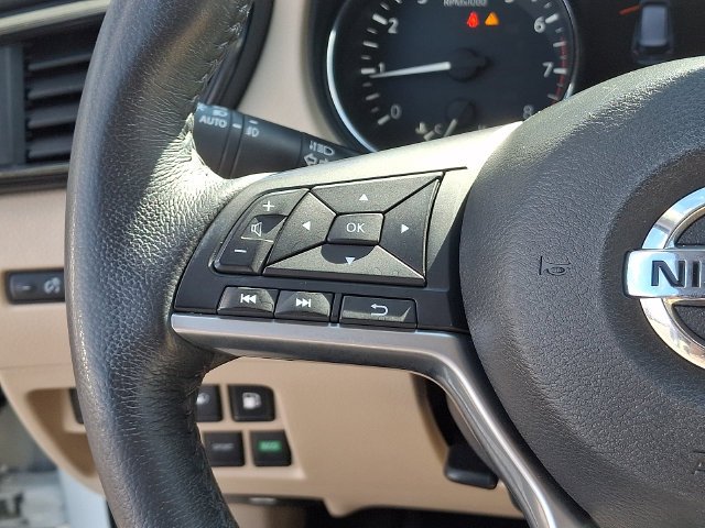 Used 2018 White Nissan SL image 22