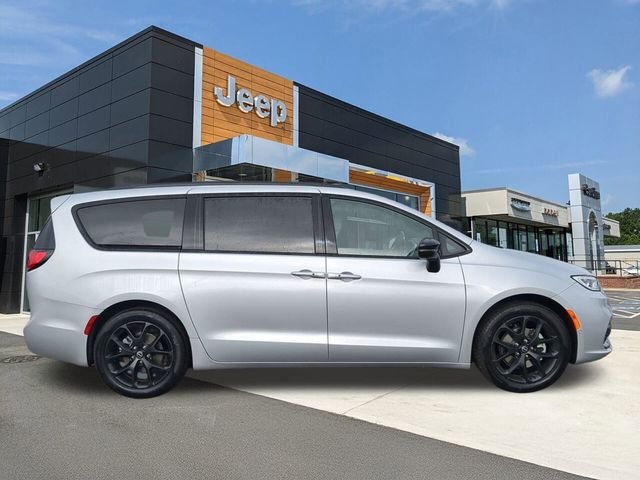 New 2026 Silver Mist Clear-Coat Exterior Paint Chrysler Limited image 11