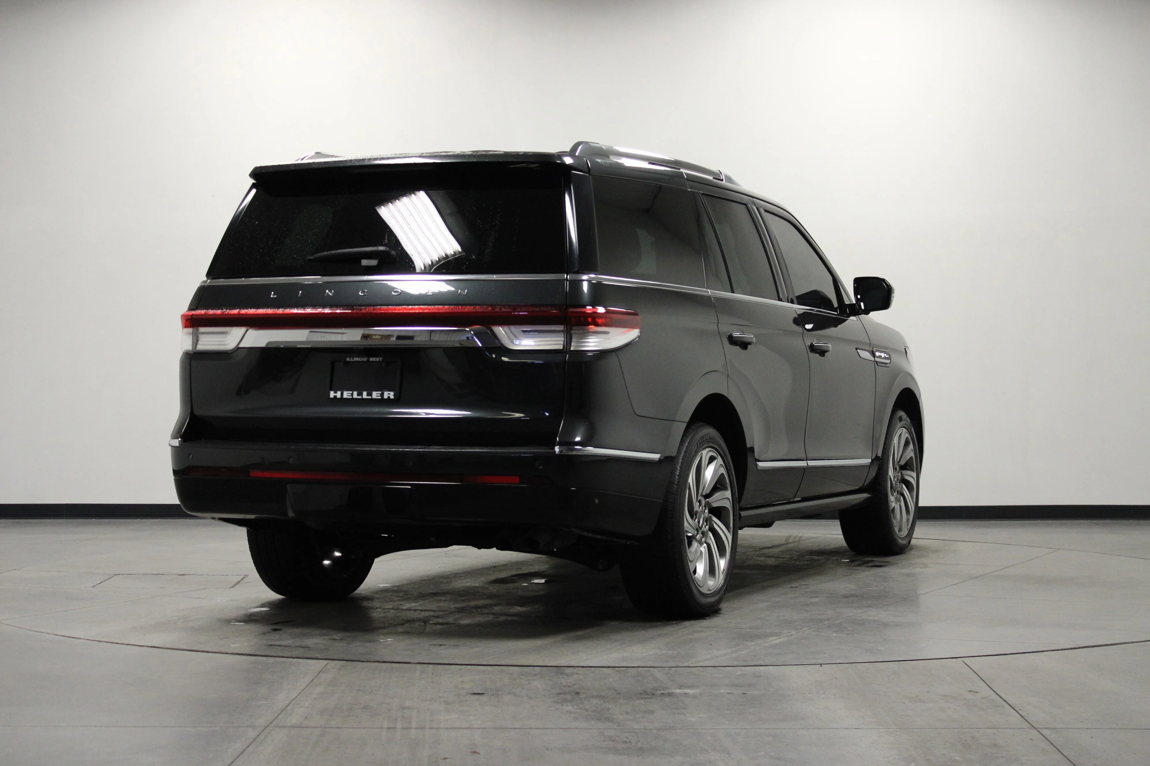 Used 2023 Starlight Gray Premium Colorant Lincoln Reserve image 4