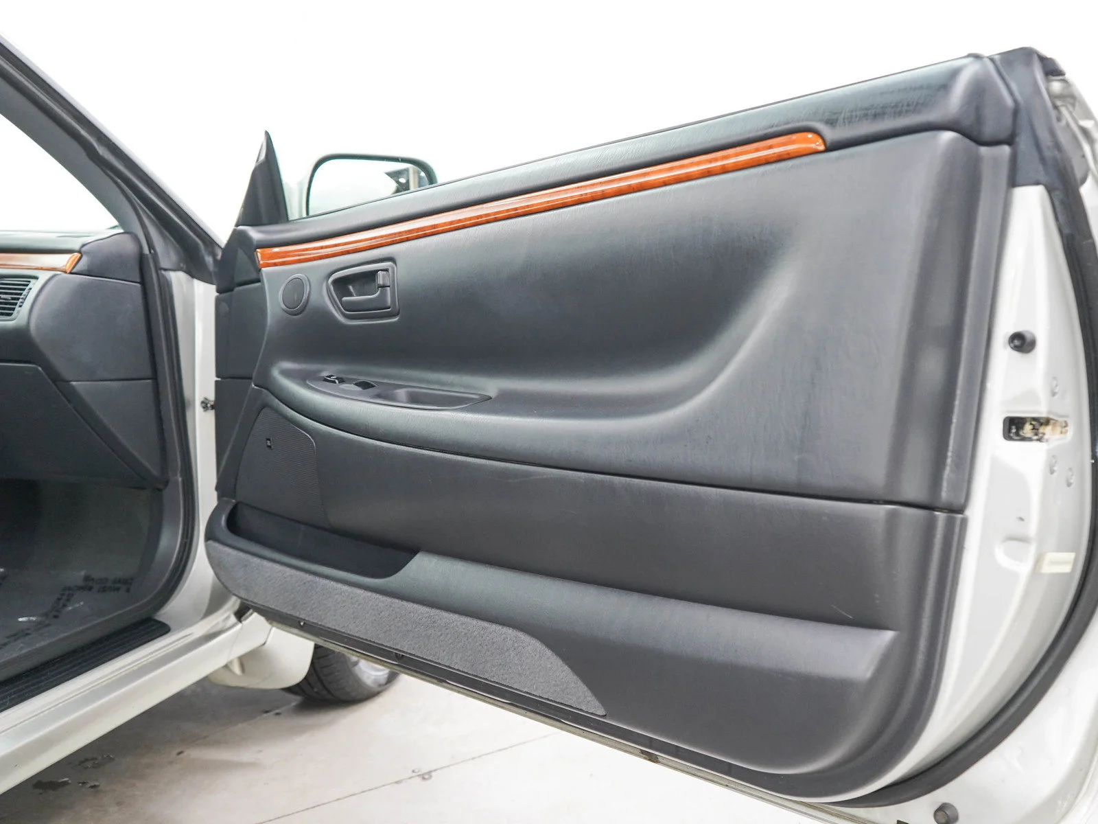 Used 2002  Toyota SE V6 image 9