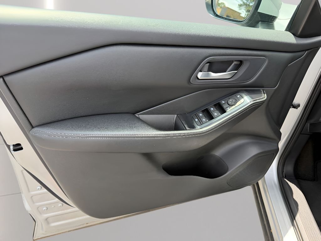 2024 Nissan Rogue SV - Photo 16