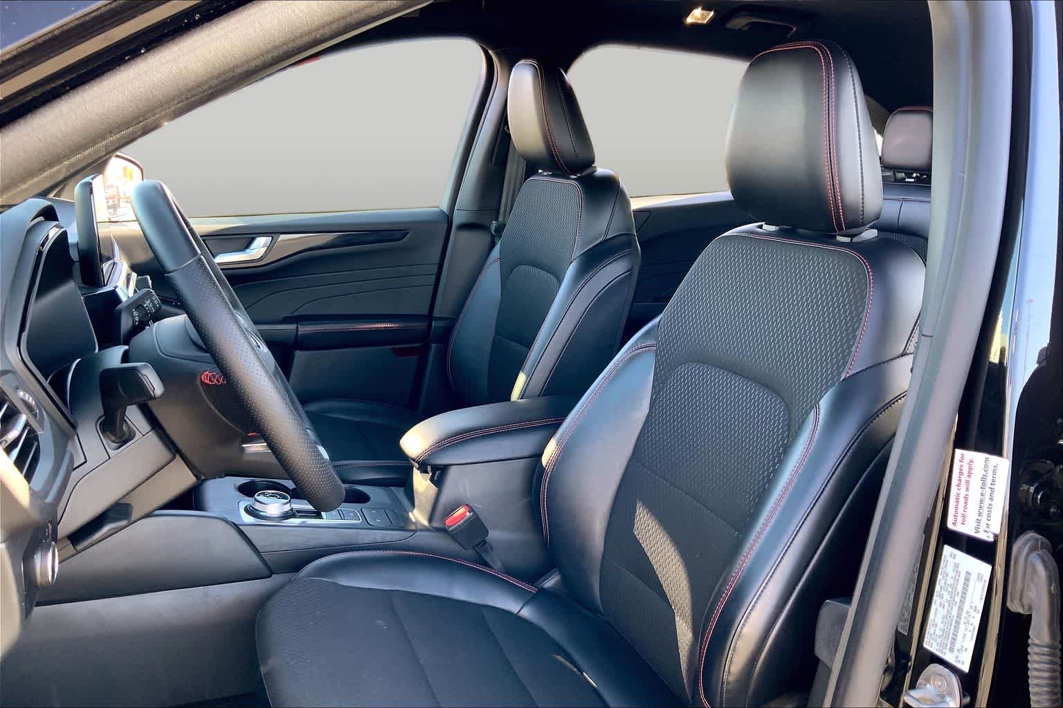 Used 2025 Agate Black Metallic Ford ST-Line image 8