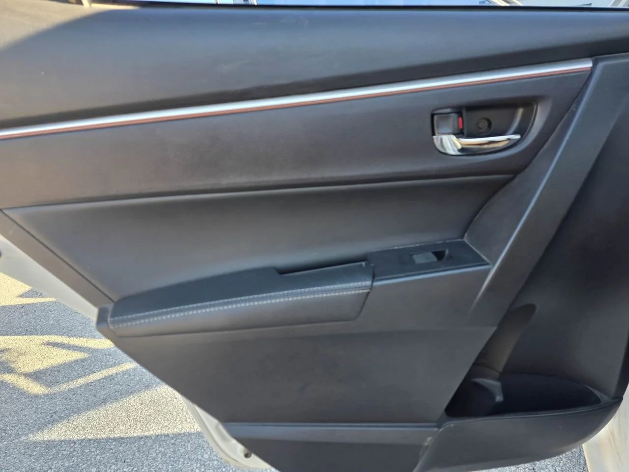 Used 2016 White Toyota L image 11