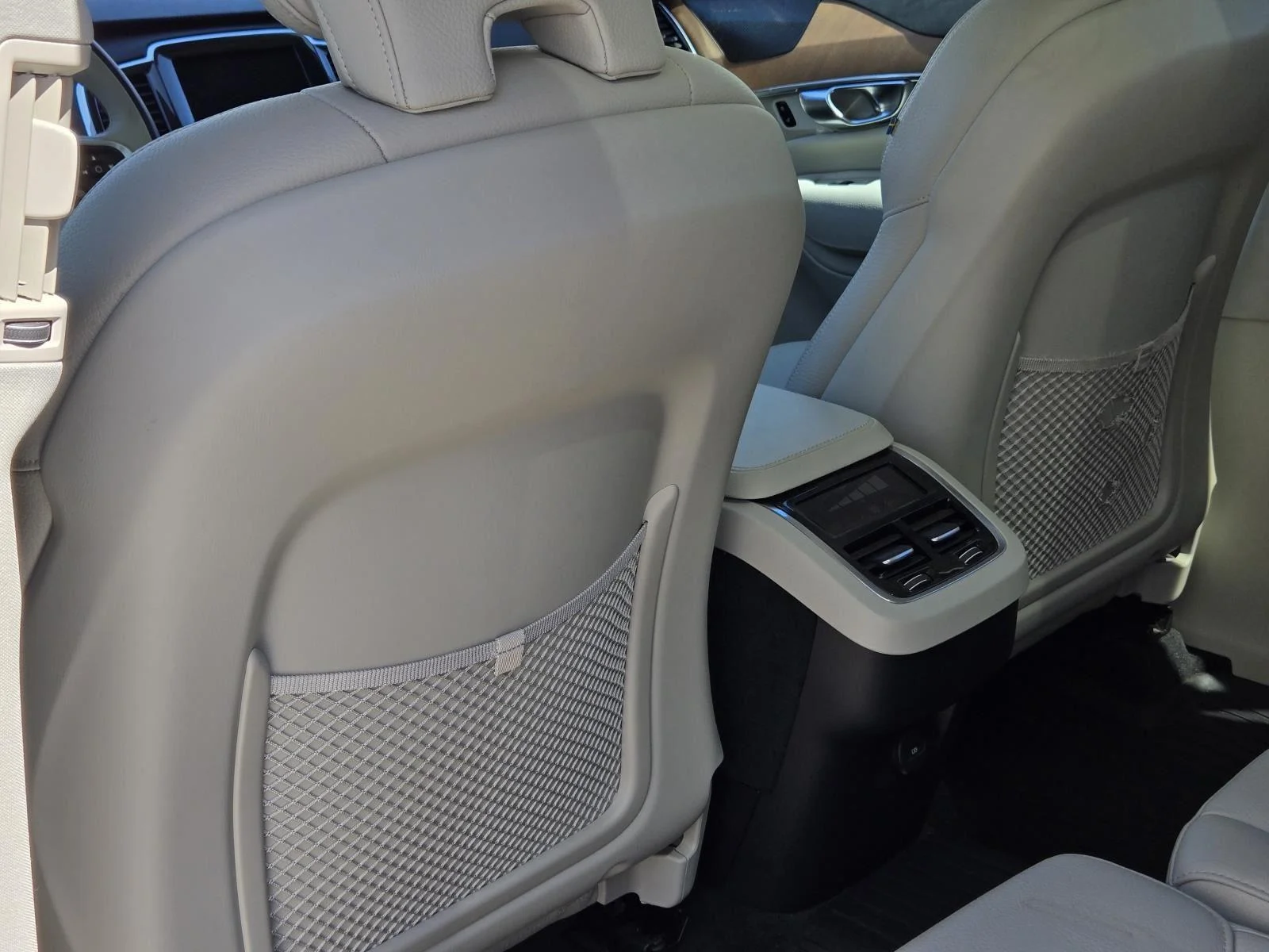 Used 2022 Crystal White Metallic Volvo Momentum image 31