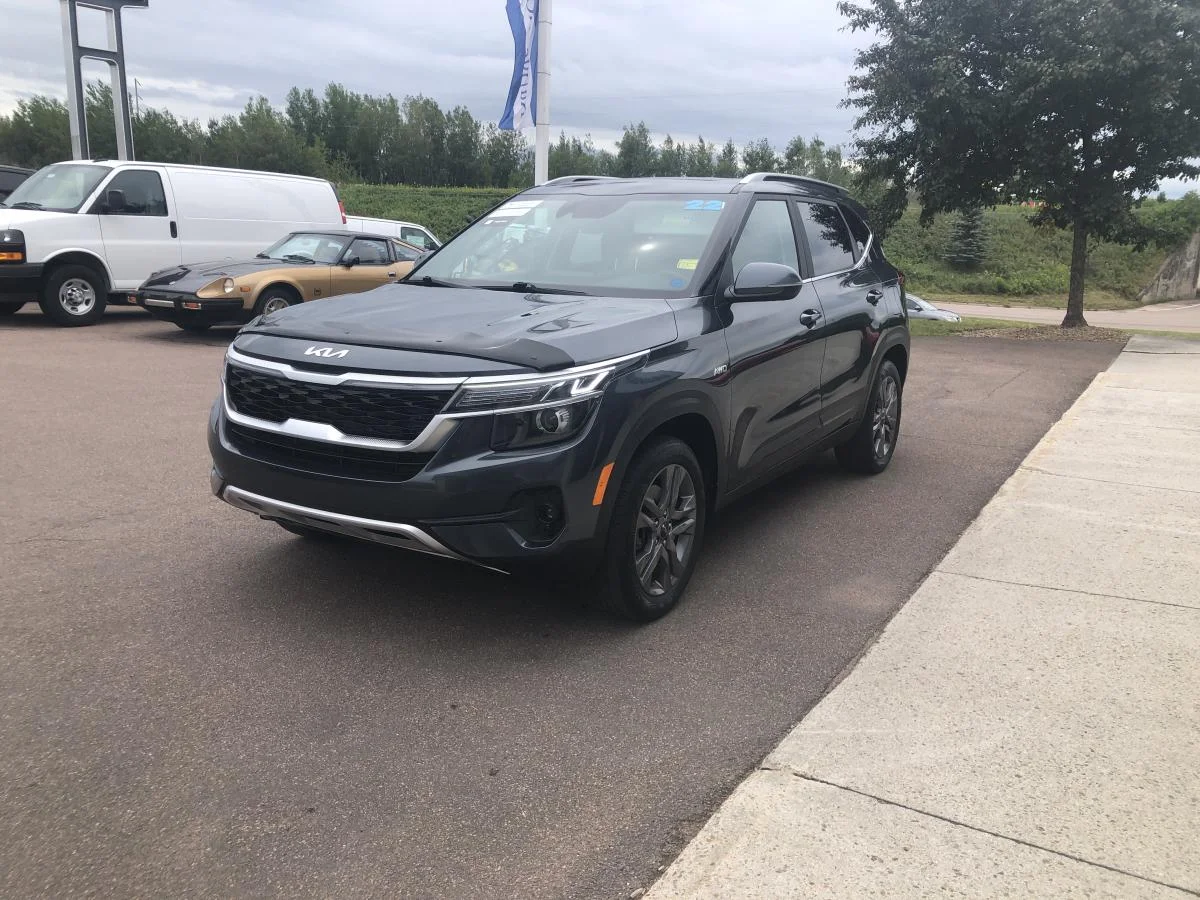 Used 2022 Grey Kia EX AWD image 5