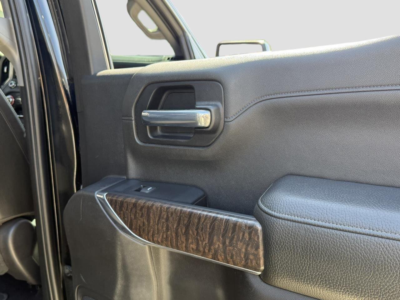 Used 2019 Onyx Black GMC Denali image 30