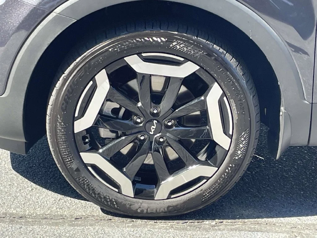 Used 2025  Kia S image 11