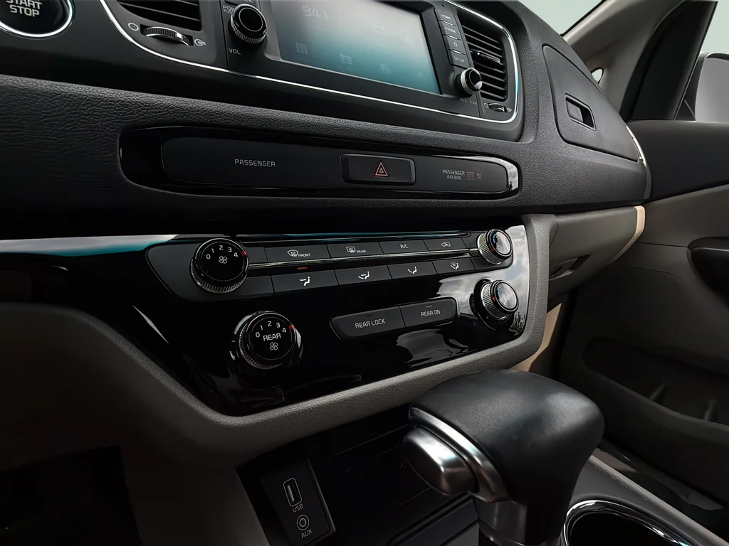Used 2019 Snow White Pearl Kia EX image 17