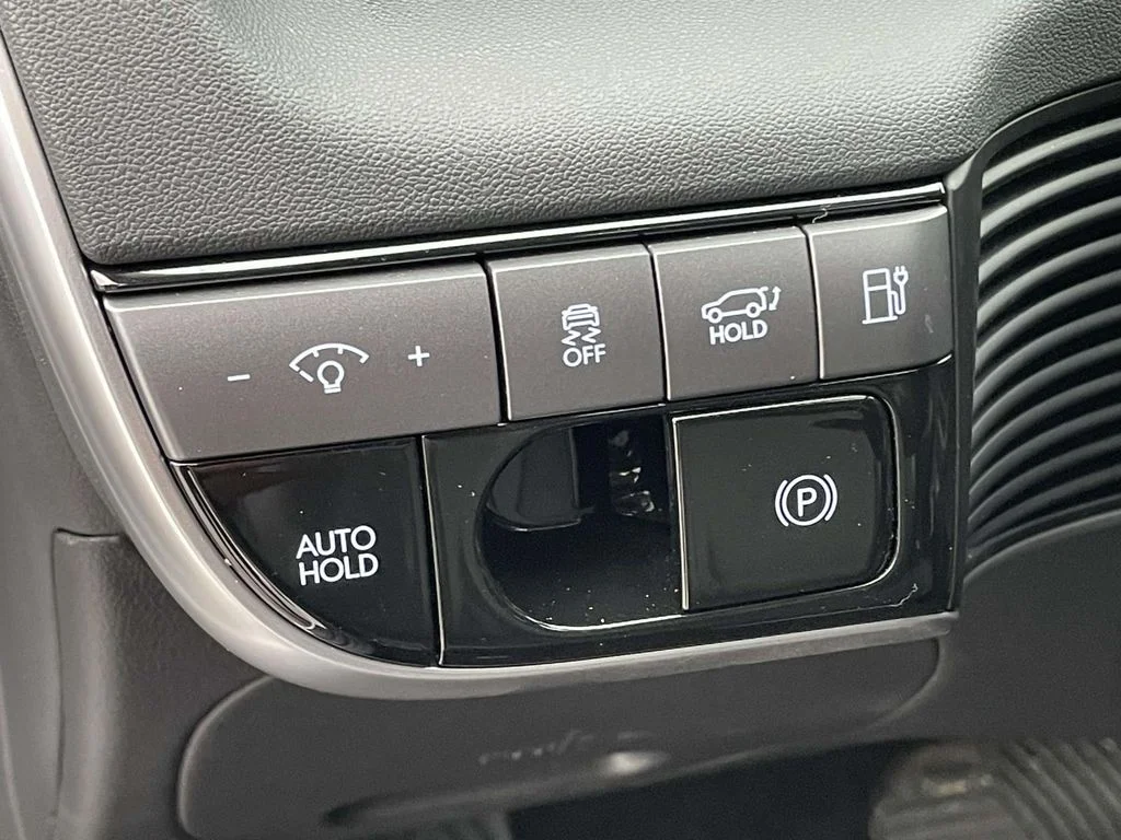 Used 2025 Atlas White Hyundai SEL image 9