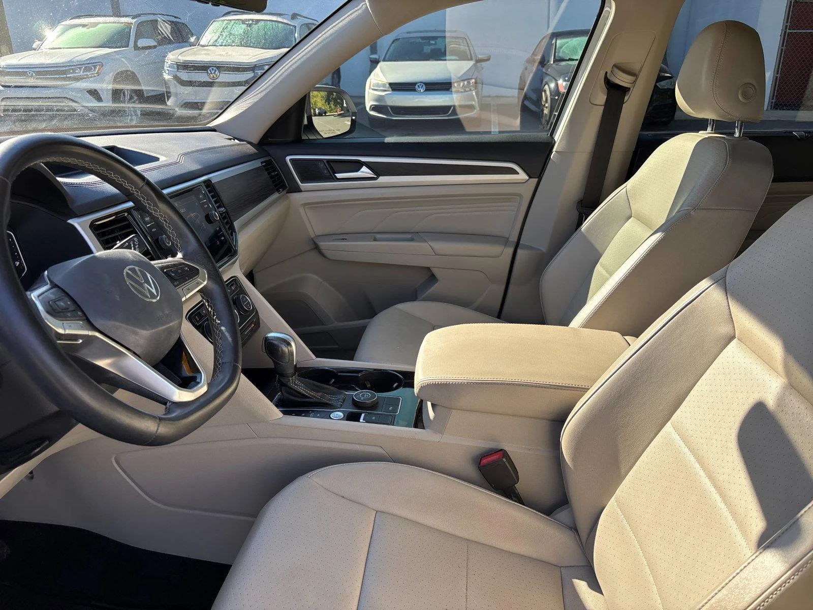 Used 2022 Pure White Volkswagen 3.6L V6 SE w/Technology image 14