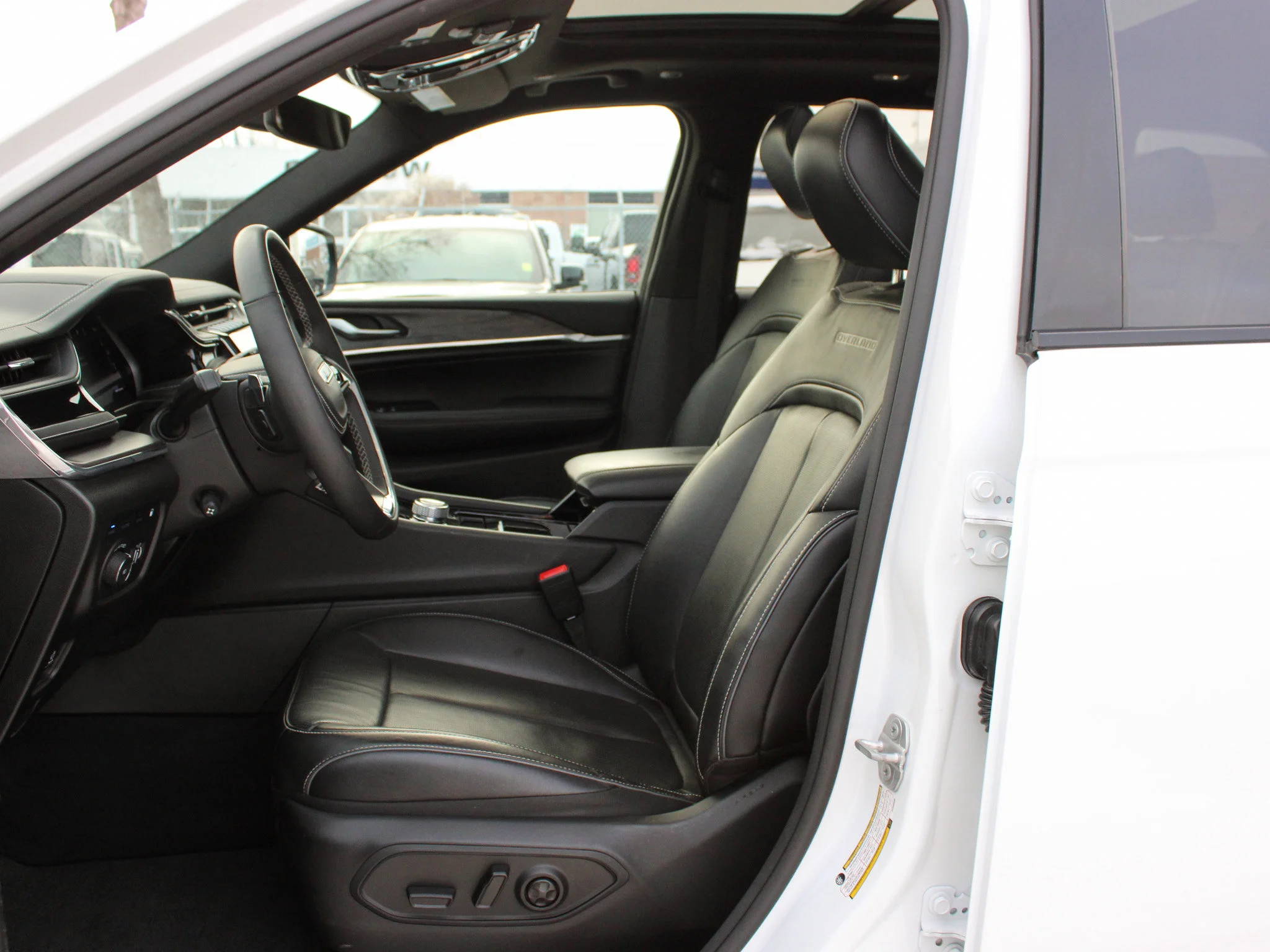 Certified Used 2023 White Jeep Overland * McIntosh | Hybrid | Heated Seats | Nappa Leather | Adaptive Cruise | Apple CarPlay image 3