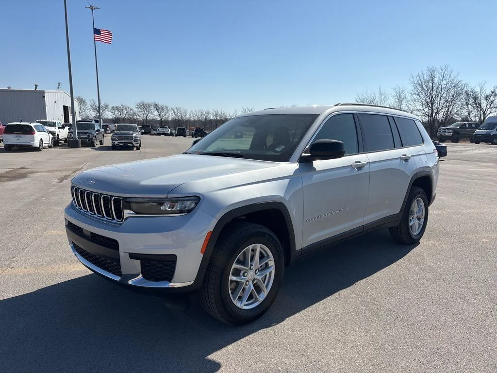New 2026 Silver Zynith Exterior Paint Jeep Laredo image 7