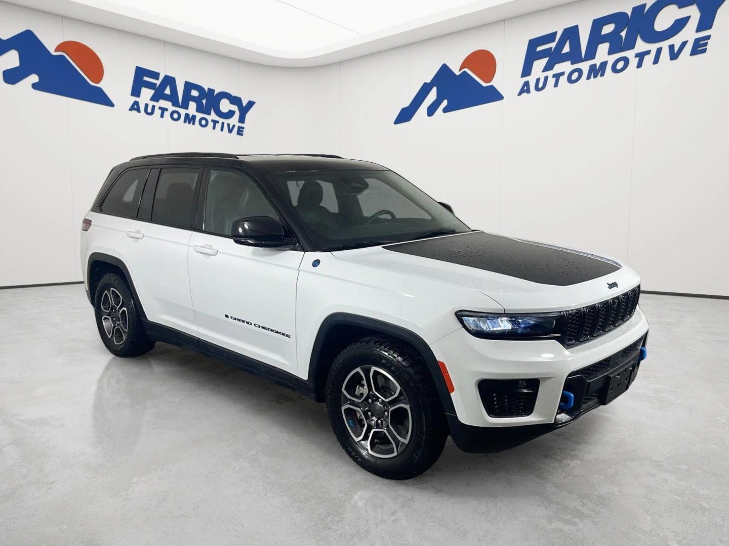 Used 2024 Bright White Clearcoat Jeep Trailhawk image 4