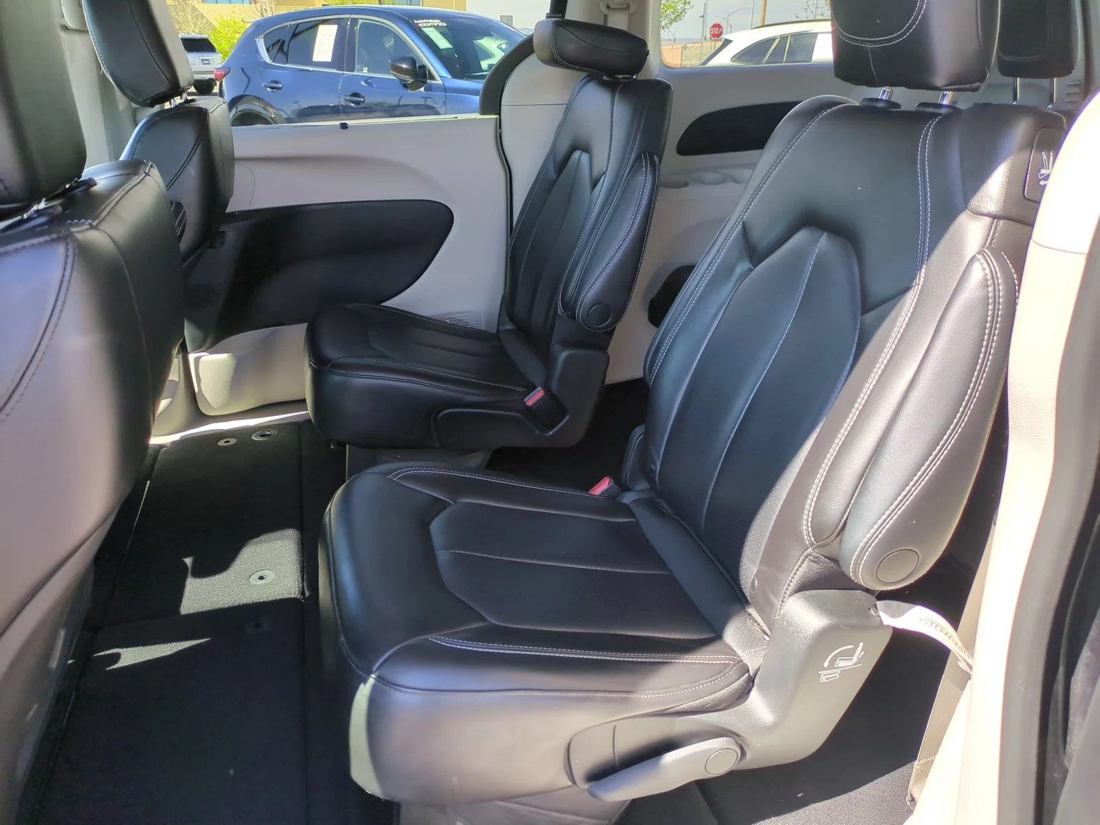 Used 2023 Brilliant Black Crystal Pearlcoat Chrysler Touring L image 17