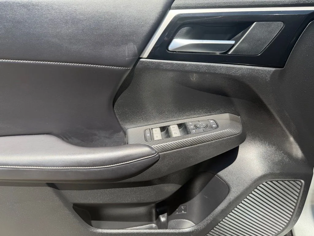 Used 2024  Mitsubishi SE Black Edition image 17