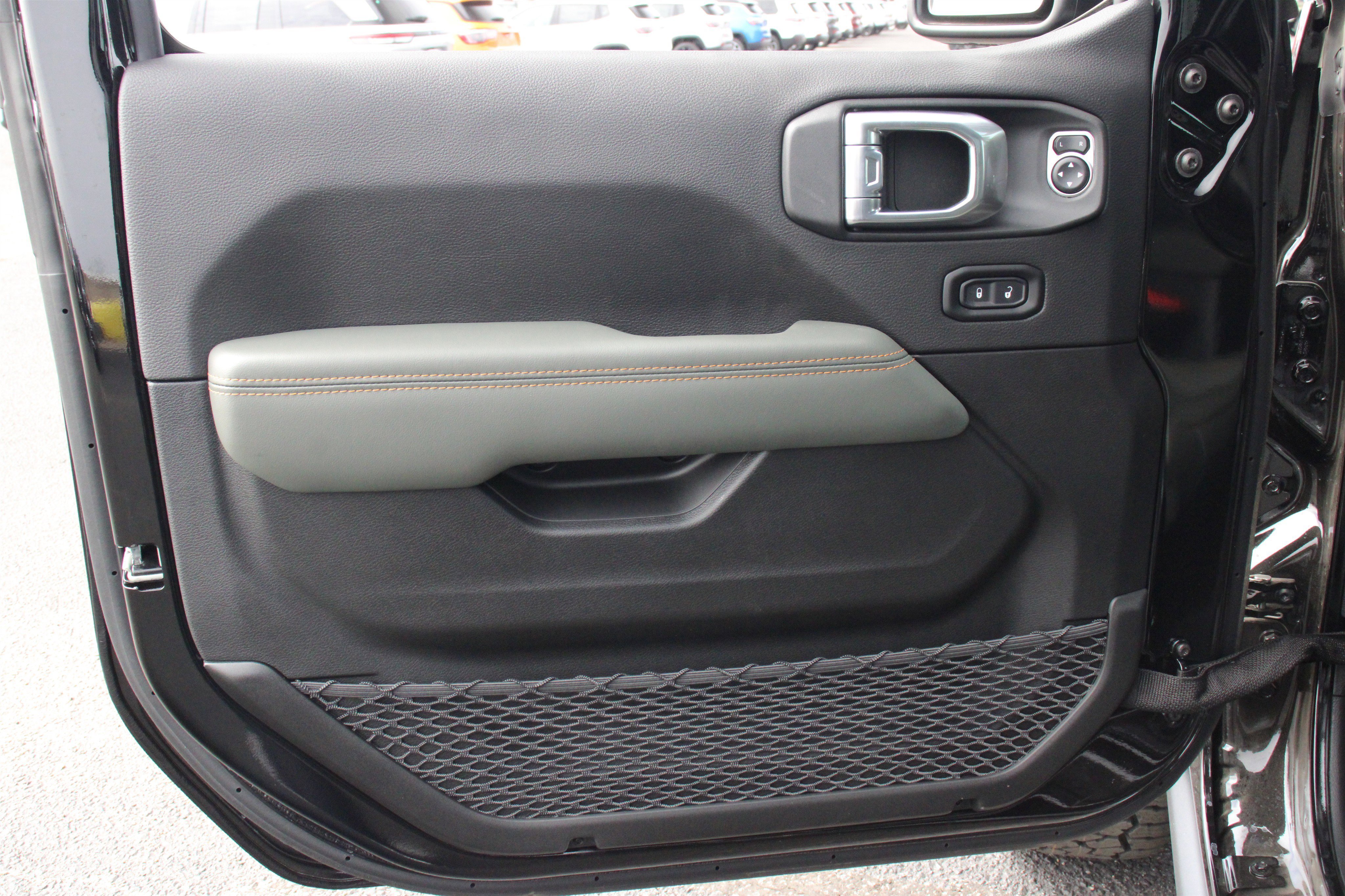 New 2026 Black Clear-Coat Exterior Paint Jeep Mojave X image 6