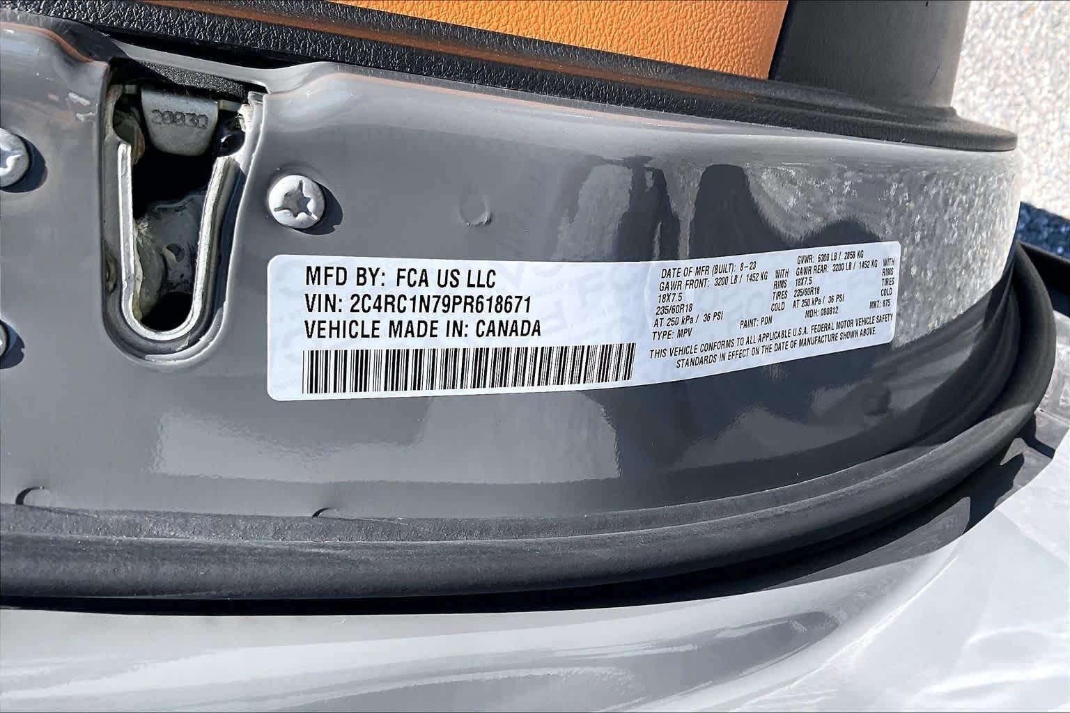 Used 2023 Ceramic Gray Clearcoat Chrysler Hybrid Pinnacle image 38