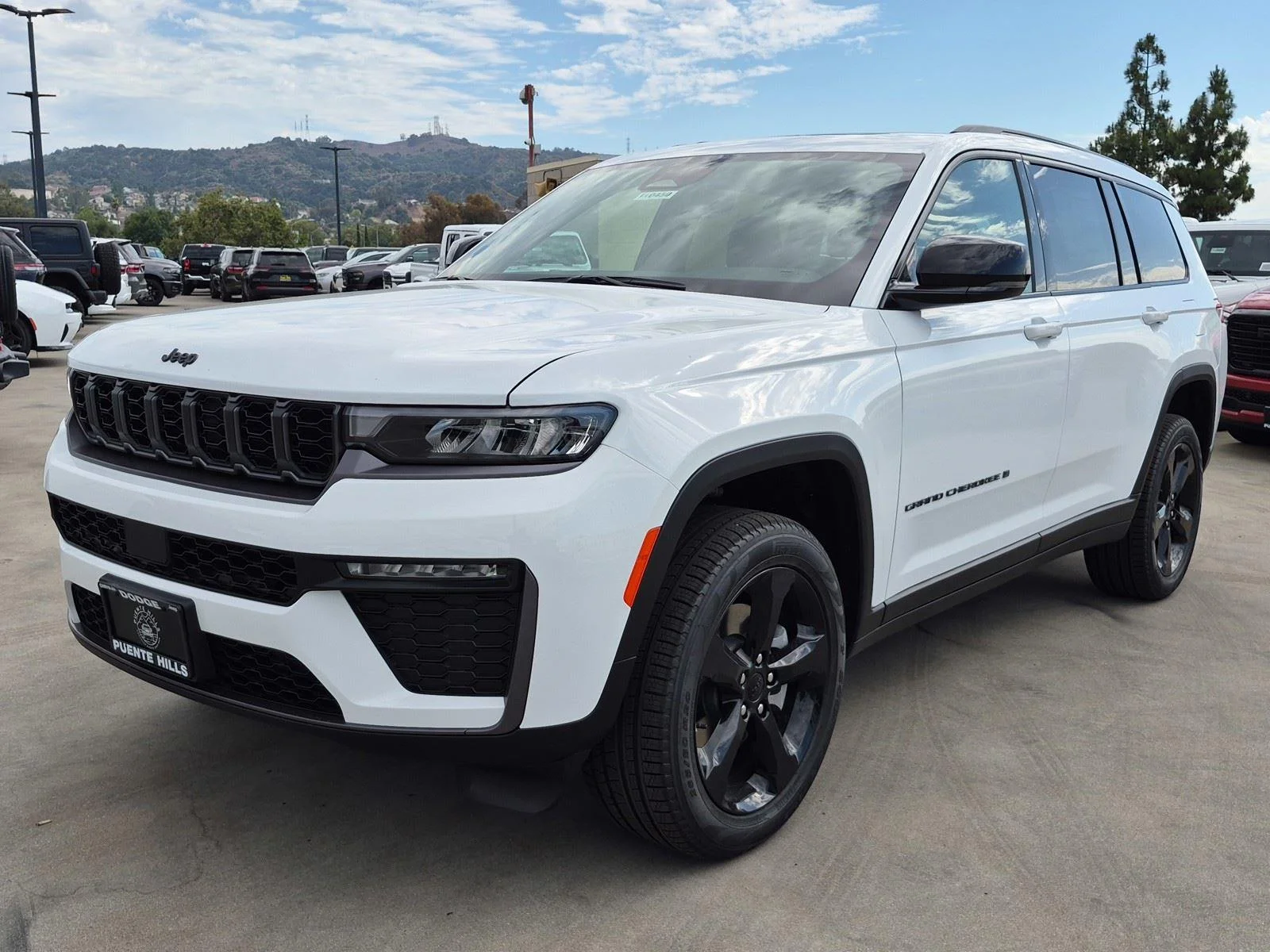 New 2026 Bright White Clear-Coat Exterior Paint Jeep Limited image 3