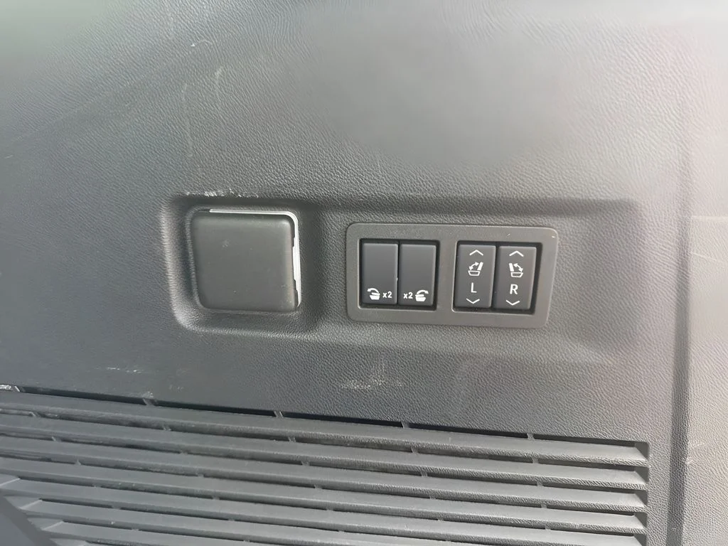 Used 2025 Silver GMC Denali image 34