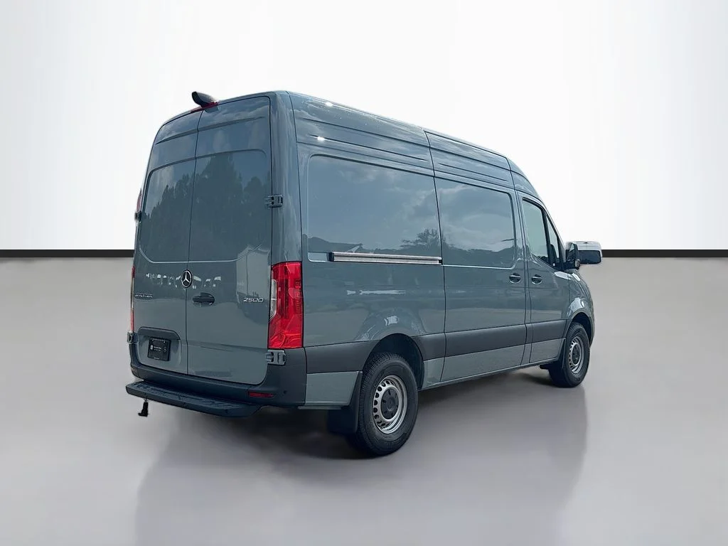 New 2026  Mercedes-Benz Cargo 144 WB image 3