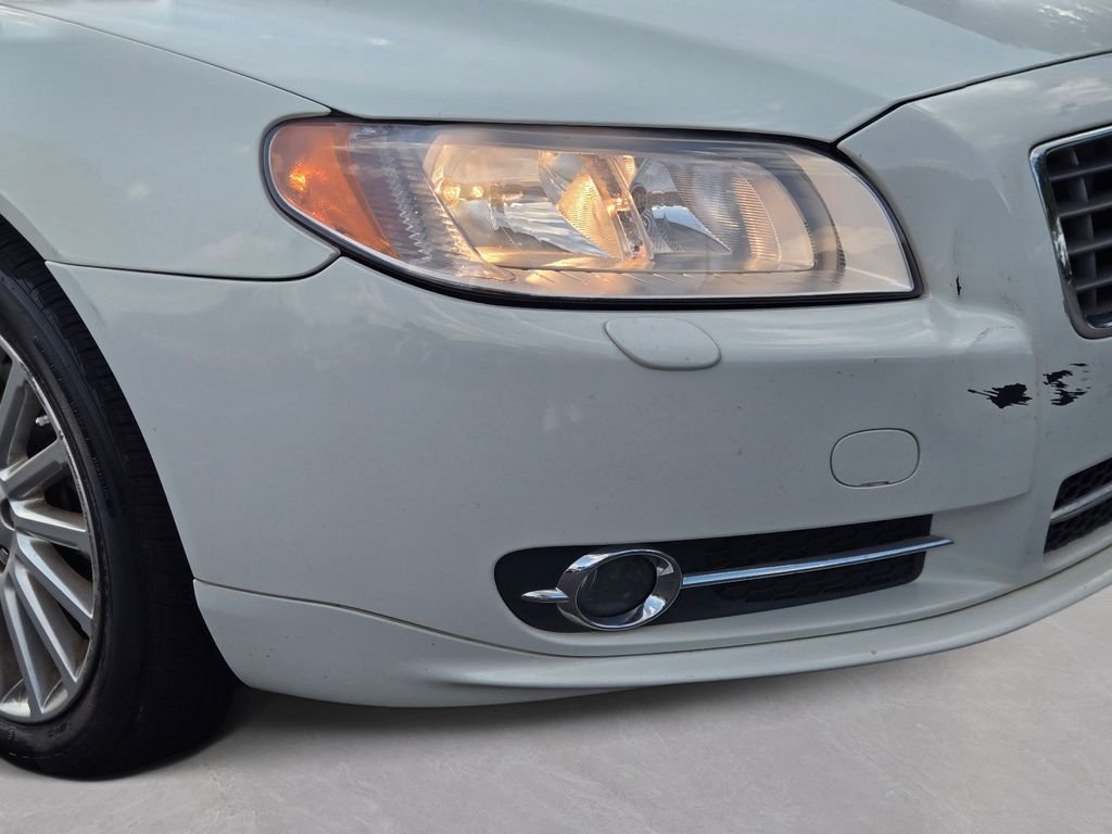 Used 2012 White Volvo 3.2 image 2