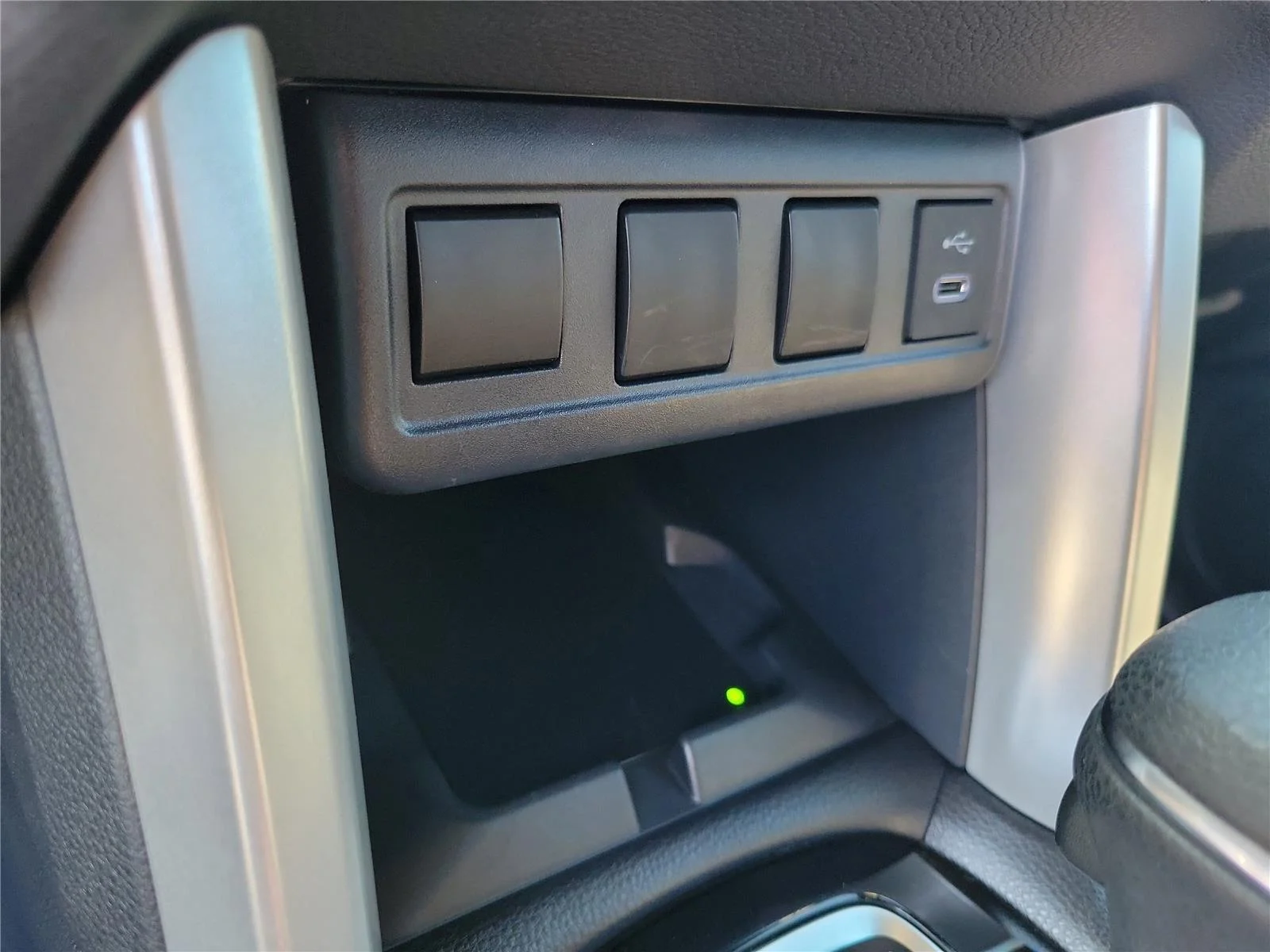 Used 2024 Wind Chill Pearl Toyota Hybrid SE image 32