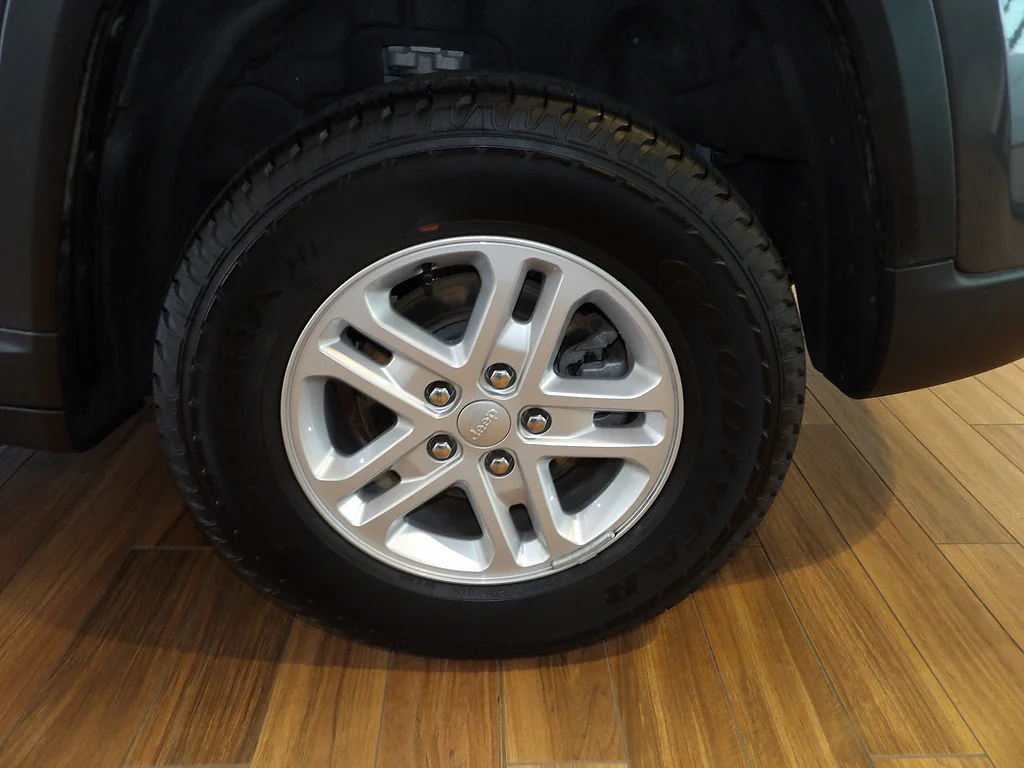 Used 2024 Baltic Gray Metallic Clear Coat Jeep Laredo image 9