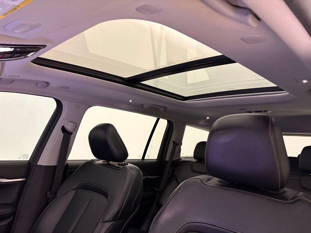 Used 2021 White Jeep Limited 4x4 image 9