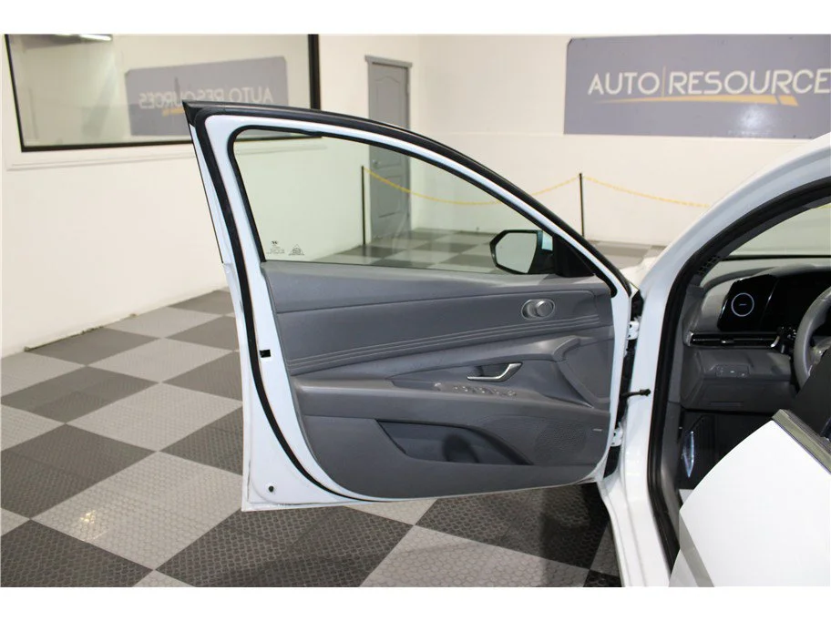 Used 2021 Quartz White Hyundai SEL image 11