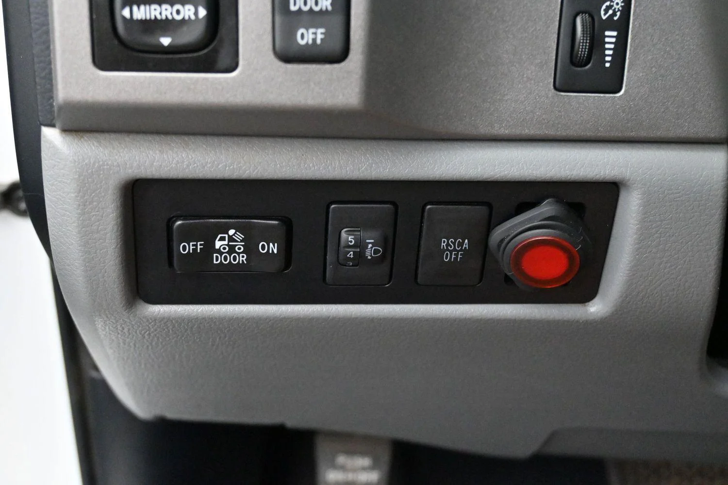 Used 2013 Super White Toyota Grade image 25