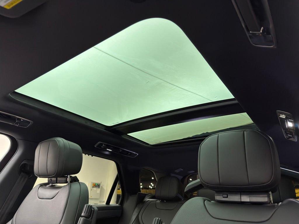 New 2026 Obsidian Black in Gloss Finish Land Rover Dynamic SE image 11