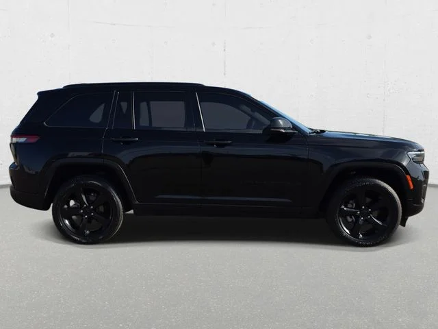 Used 2023 Diamond Black Jeep Altitude X image 4