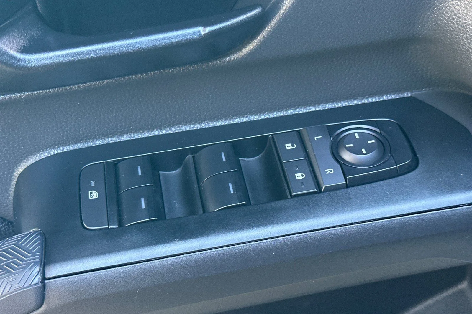 2025 Toyota Tacoma SR5 - Photo 20