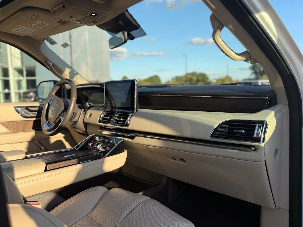 Used 2019 White Lincoln Reserve image 8