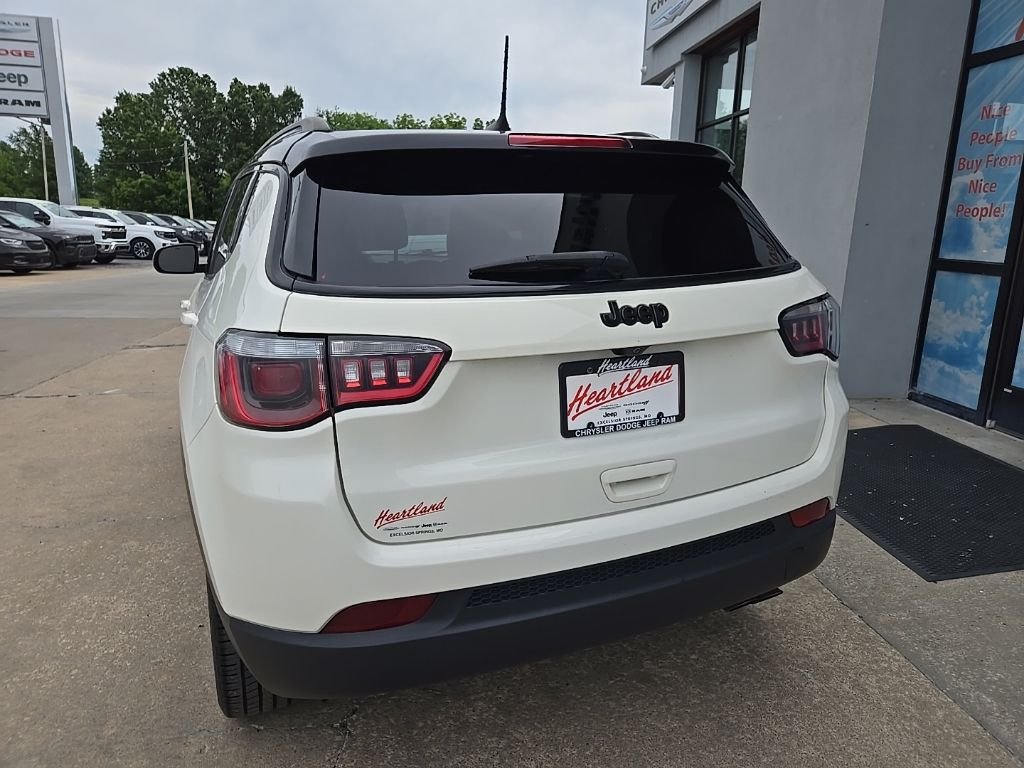 Used 2018 White Jeep Latitude image 8