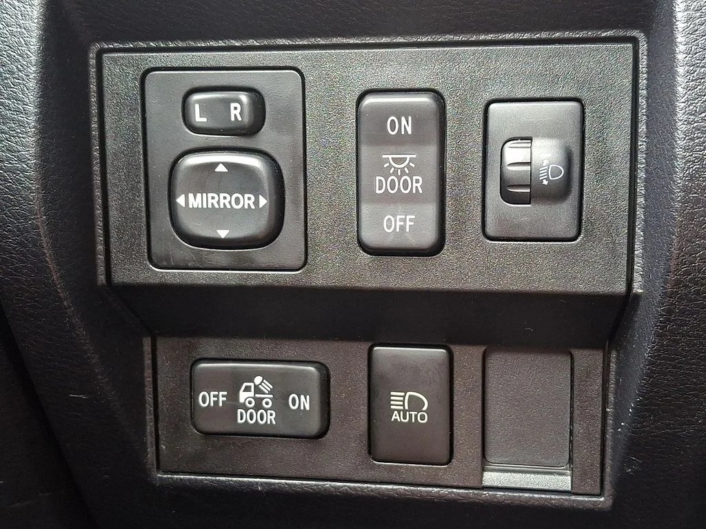 Used 2019 White Toyota SR image 22