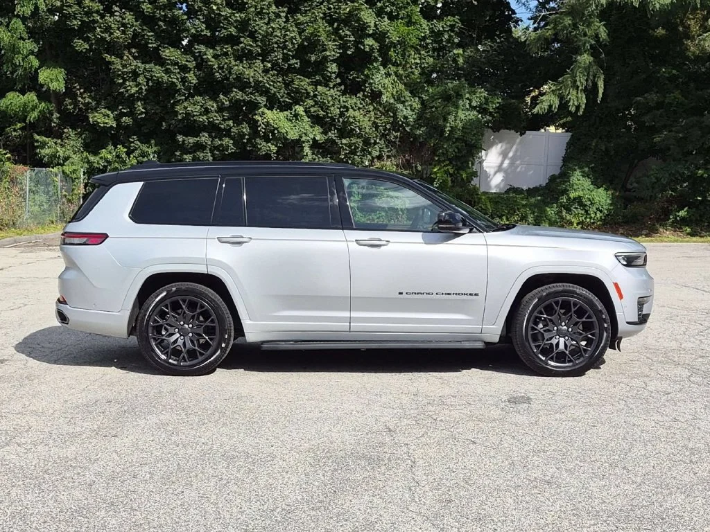Used 2024 Silver Jeep Summit image 2