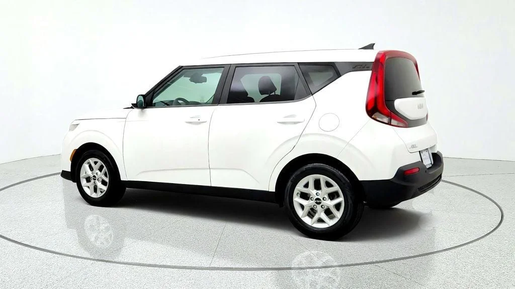 Used 2022 Snow White Pearl Kia S IVT image 7