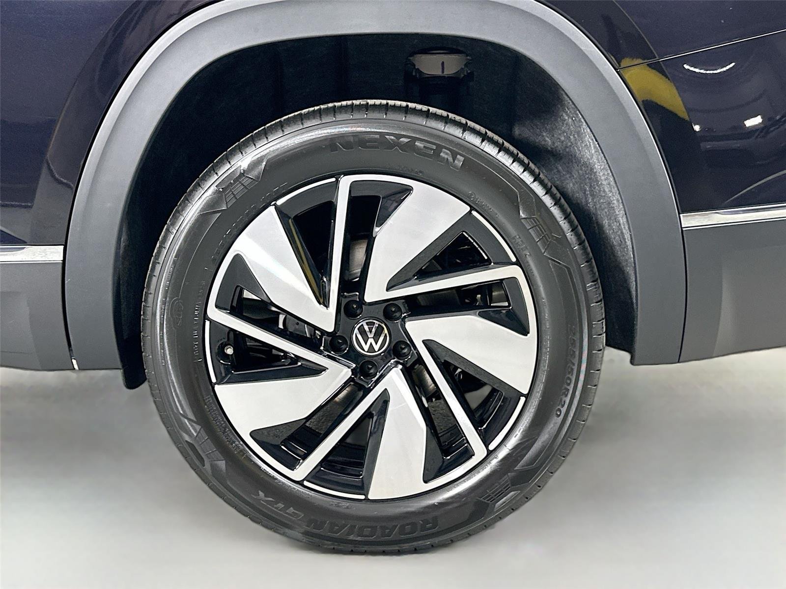 New 2026 Deep Black Pearl Volkswagen 2.0T SEL image 30