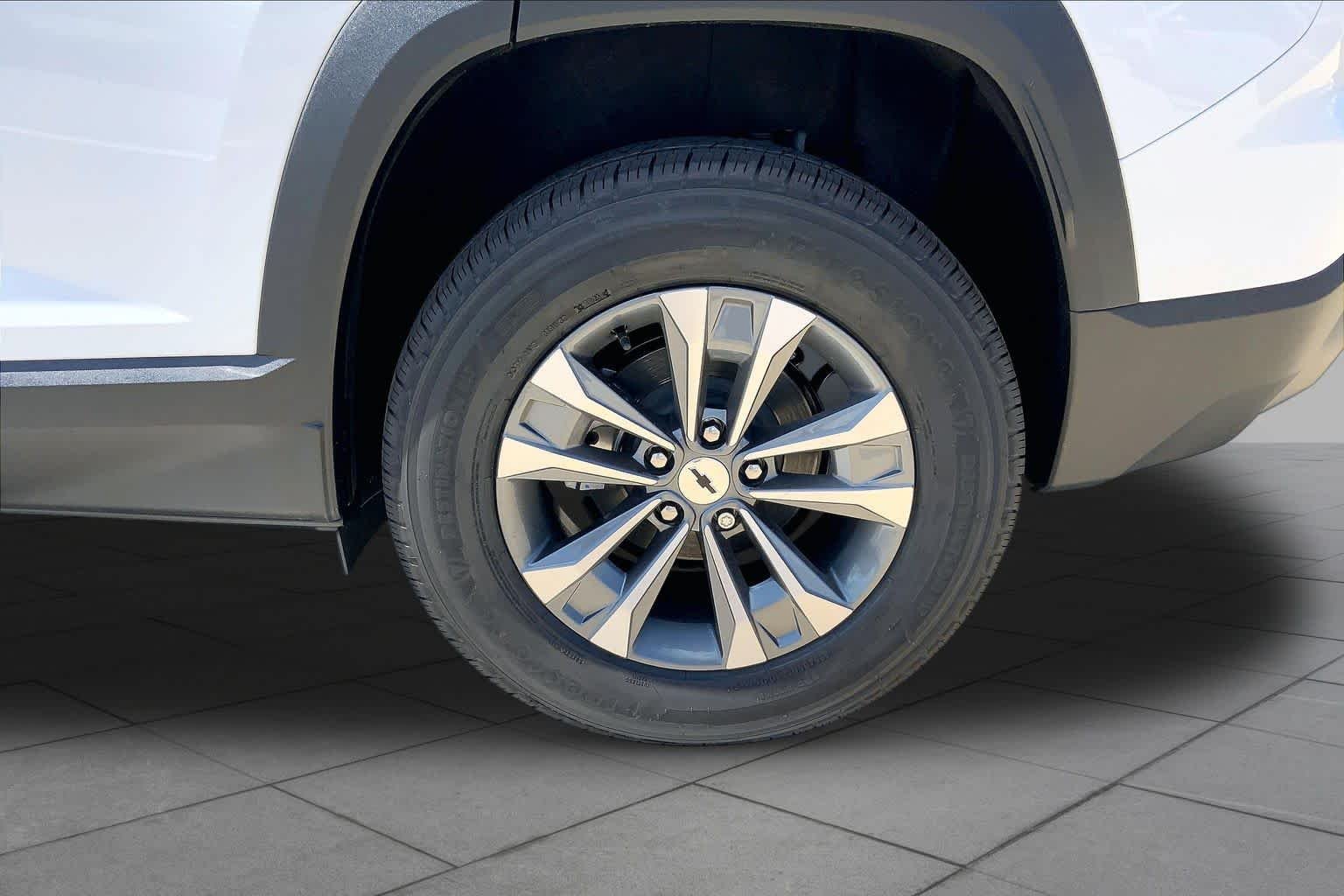 New 2027 Summit White Chevrolet LT image 12