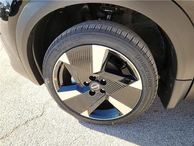 New 2026 KH3 Super Blac Nissan SR All-Wheel Drive image 5