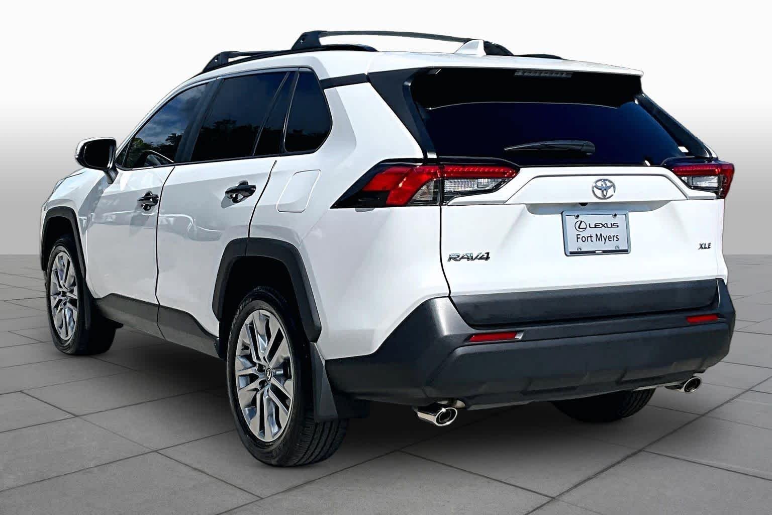 Used 2025 Wind Chill Pearl Toyota XLE Premium image 12