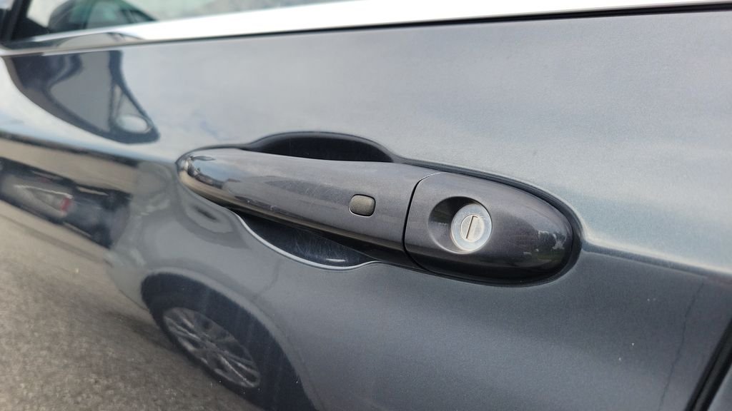Used 2017 Gray Chrysler Limited image 6
