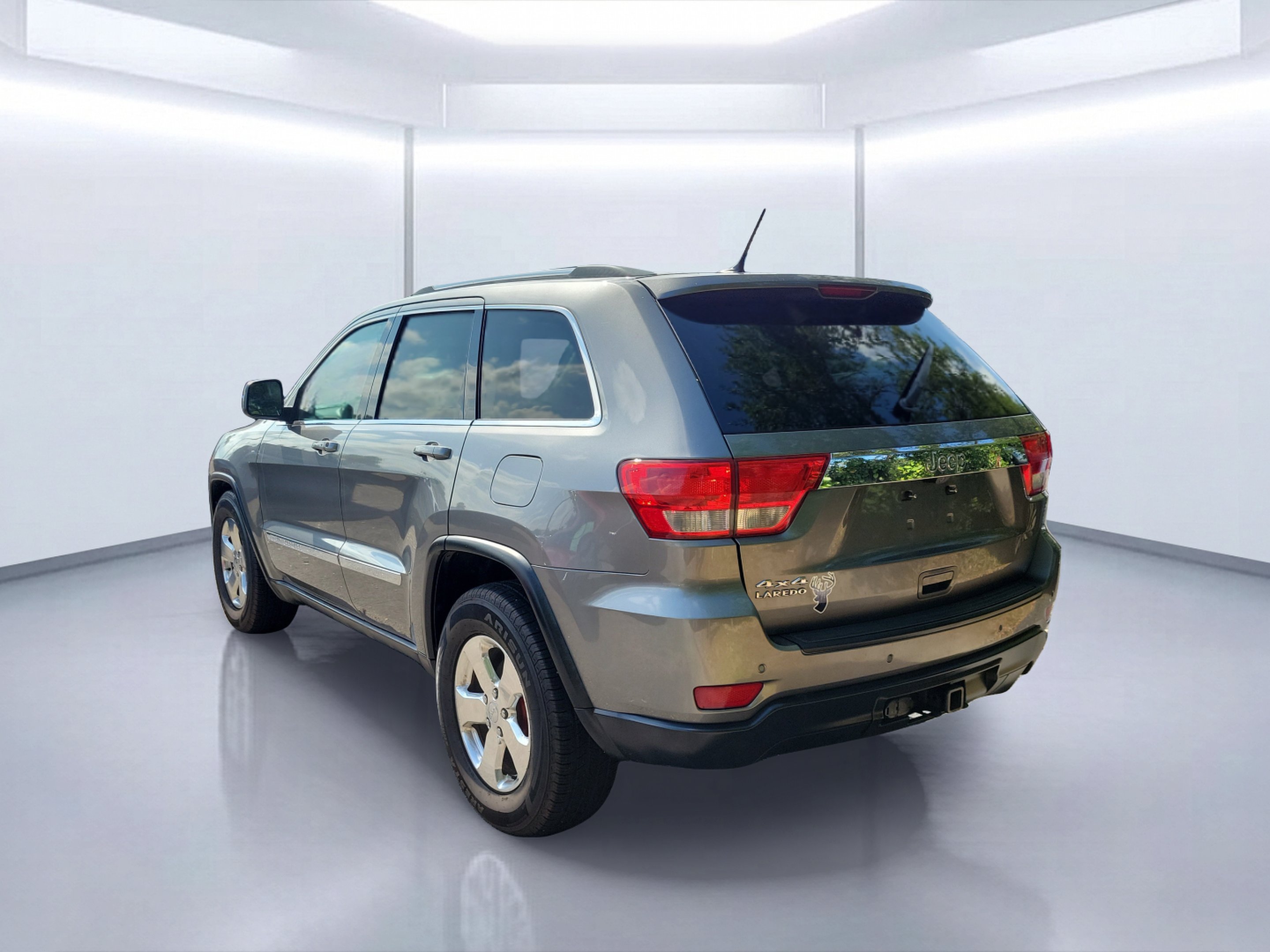 Used 2012 Mineral Gray Metallic Clearcoat Jeep Laredo image 3